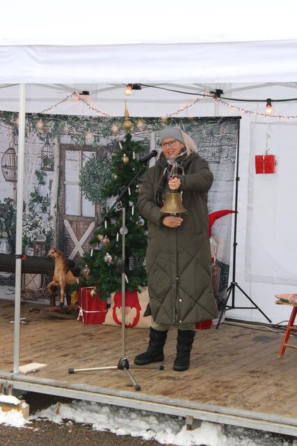 Mit der alten Marktglocke der Salzhäuser Familie Meinberg läutete Barbara Frahm vom "Salzhausen e.V."-Vorstand den 43. Weihnachtsmarkt ein | Foto: ce