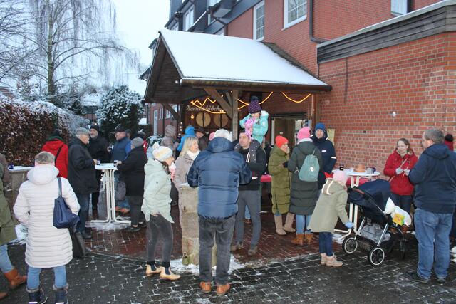 Das Punschstübchen an "Rüter's Hotel &amp; Restaurant", wo die Schützenkompanie Wärmendes ausschenkte, war dicht umlagert | Foto: ce