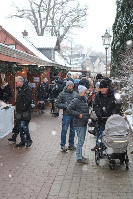 Auch Schneetreiben konnte die Besucher nicht vom Bummeln über die Marktmeile in der Schmiedestraße abhalten | Foto: ce