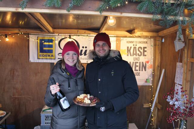 Edeka-Juniorchef Marco Düver und seine Freundin Ann-Kathrin Blume boten leckere Wein- und Käsespezialitäten an | Foto: ce