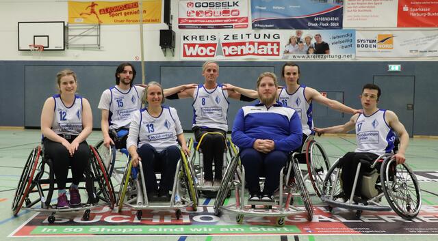 Nach einer langen Wettkampfpause legt das Team von Blau-Weiss Buchholz in der Oberliga wieder los mit (v.l.): Lina Witt, Noah Erdrich, Barbara Erdrich, Spielertrainer Thomas Erdrich, Felix Stenzel, Urs Erdrich und Nils Kreidemeyer
 | Foto: cc