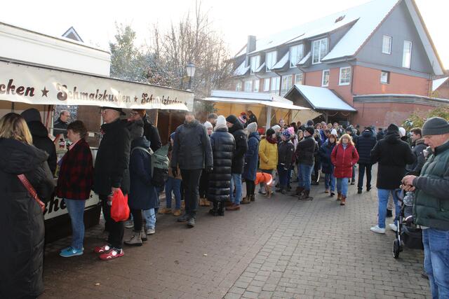 Heiß begehrt: Die Schlange am Schmalzkuchen-Stand war endlos | Foto: ce