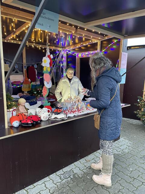 Renate Böhsiger (81) ist seit Jahren mit ihren Häkel- und Töpferwaren beim Weihnachtsmarkt dabei | Foto: BGV