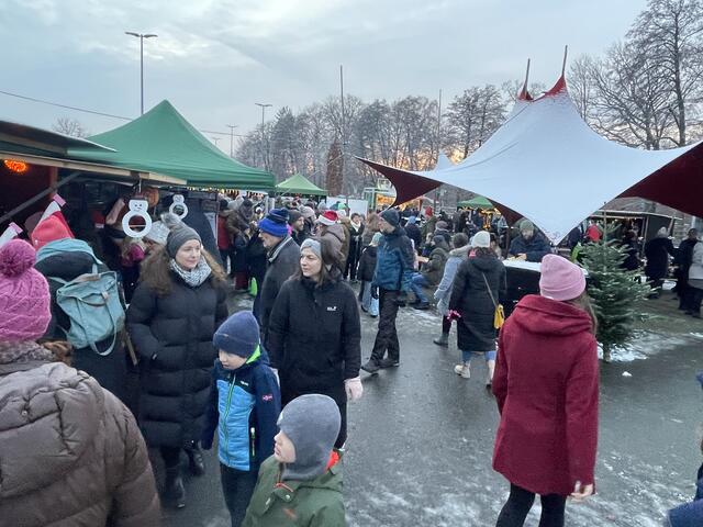 Einen schönen Start in die Adventszeit bot das stimmungsvolle Weihnachtsdorf den Besucherinnen und Besuchern | Foto: BGV