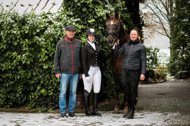 Vlnr.: Betriebsinhaber Herbert Vick, Bundesiegerin Celine Gutt, Ausbilderin Helena Vick mit Prämienstute Soraya.  | Foto: Jacqueline Pfaff