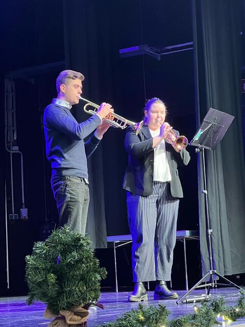 Ein weiteres Highlight war die Trompeteneinlage von Peter Schütze und Mette, bei der die Senioren zum Mitsingen beliebter Weihnachtslieder animiert wurden | Foto: Jennifer Schrader