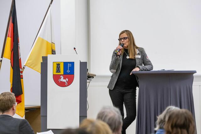  Die Ehrenamtskoordinatorin Sandra Pragmann vom Landkreis Rotenburg stellt die dort bereits 2008 eingerichtete Servicestelle vor.  | Foto: Florian Wiedenfeld