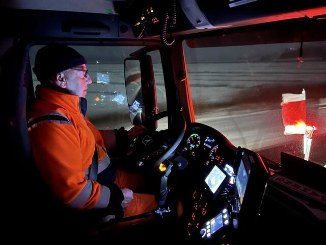 Matthias Dobrick am Steuer des Streu- und Räumfahrzeuges. | Foto: Landkreis Stade / Daniel Beneke