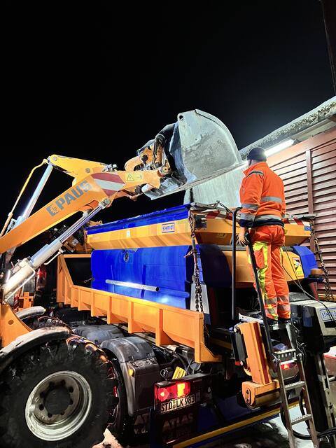 Mit dem Radlader wird das Salz auf die Streufahrzeuge verladen | Foto: Landkreis Stade / Daniel Beneke