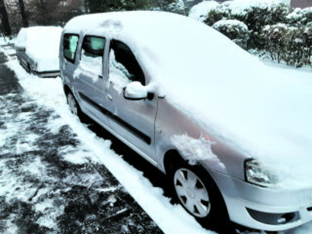 Für diese Autobesitzer heißt es vor der nächsten Fahrt: erst den Schnee wegfegen | Foto: os
