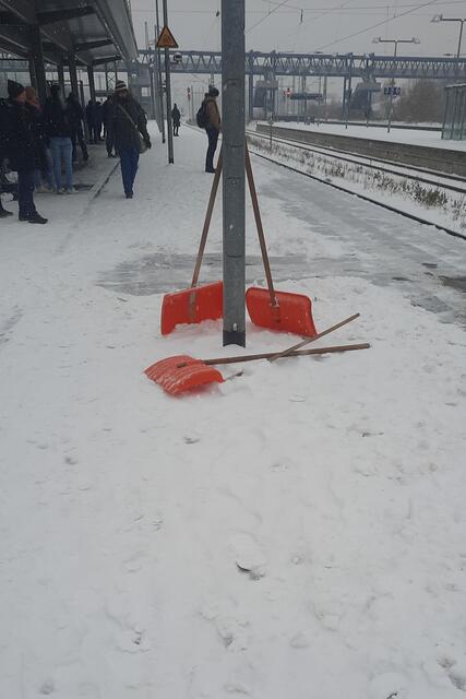 Winter am Buchholzer Bahnhof: Der Schnee bietet ganz neue Beschäftigungsmöglichkeiten beim Warten auf die Bahn - hier darf sogar das Gleis selbst geräumt werden. Wie man sieht, hielt sich die Begeisterung über das Angebot wohl etwas zurück | Foto: Nicola Leuzinger