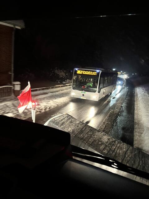 Der Winterdienst der Kreisstraßenmeisterei ist morgens bereits in aller Frühe im Einsatz. Pendlerrouten und Buslinien entlang der Kreisstraßen werden vorrangig geräumt.  | Foto: Landkreis Stade / Daniel Beneke