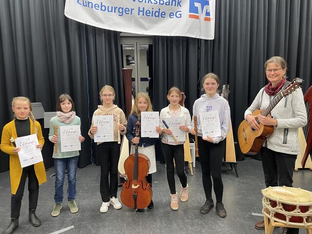 Gewinnerinnen eines ersten Preises im Ensemblewettbewerbs mit ihrer Lehrerin Frauke Jansen (Musikschule Hanstedt) | Foto: Musikschule Hanstedt e.V.