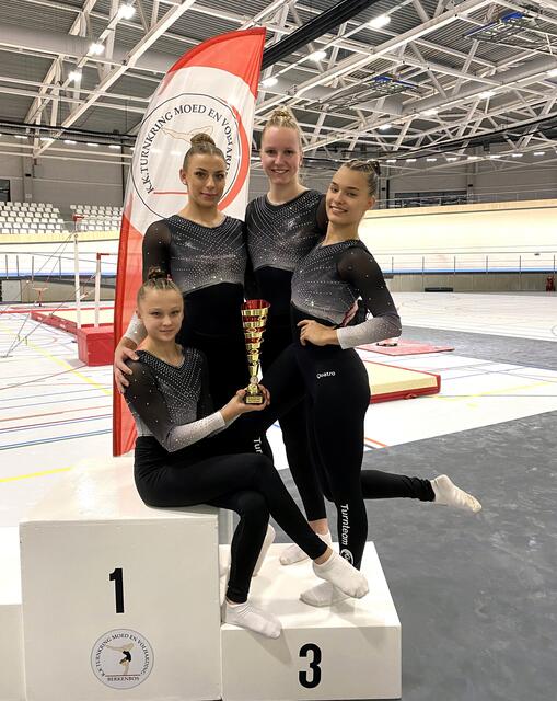 Das erfolgreiche Turnteam (v.li.): Ecilia Kaiser mit dem Pokal, 
Mareen Jacobs, Jessica Schlegel und Emma Schruhl | Foto: BW Buchholz