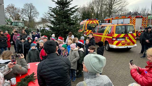 Kinder der Grundschule sangen Weihnachtslieder - zur großen Freude der zahlreichen Besucherinnen und Besucher. | Foto: Feuerwehr