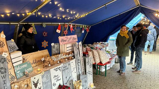 An diversen Ständen gab es Kunsthandwerk und Dekoration für die Feiertage. | Foto: Feuerwehr