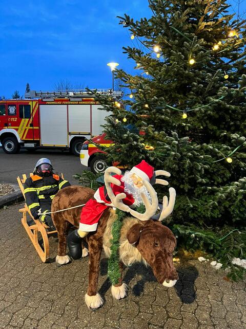 Ein beleuchteter Weihnachtsbaum, ein Rentier-Schlitten und natürlich der Weihnachtsmann dürfen nicht fehlen. | Foto: Feuerwehr