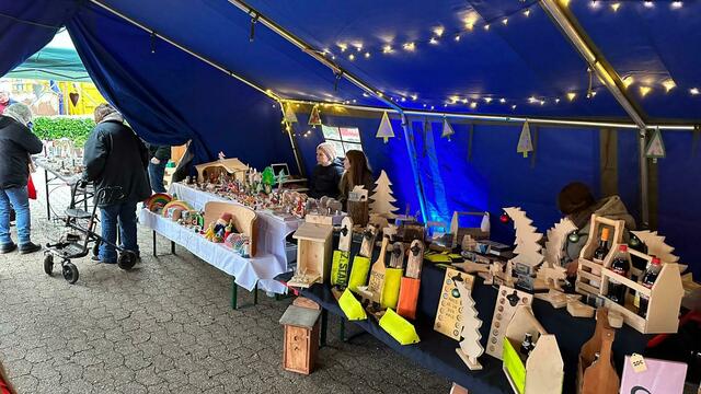 An diversen Ständen gab es Kunsthandwerk und Dekoration für die Feiertage. | Foto: Feuerwehr