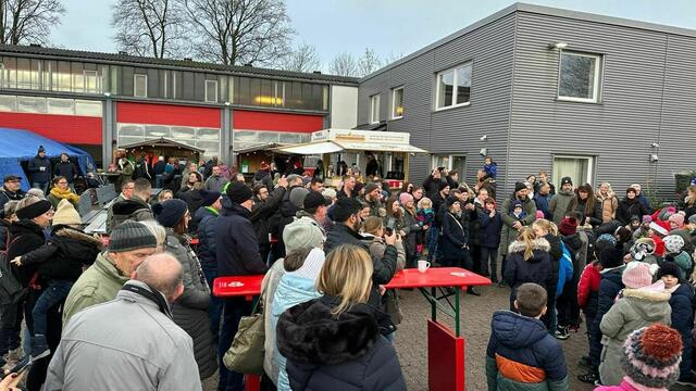 Großer Andrang beim Weihnachtsmarkt auf dem Wiepenkathener Feuerwehrgelände. | Foto: Feuerwehr