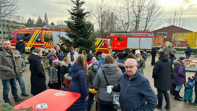Großer Andrang beim Weihnachtsmarkt auf dem Wiepenkathener Feuerwehrgelände. | Foto: Feuerwehr
