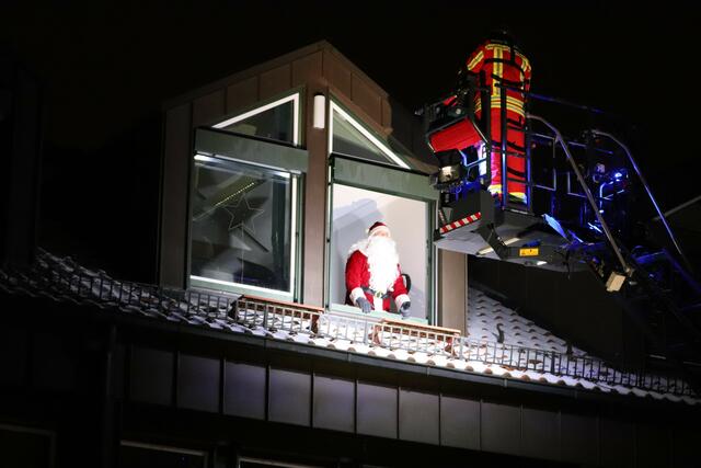 Mit der Feuerwehr-Drehleiter wurde der Weihnachtsmann zum Boden befördert | Foto: FFNW