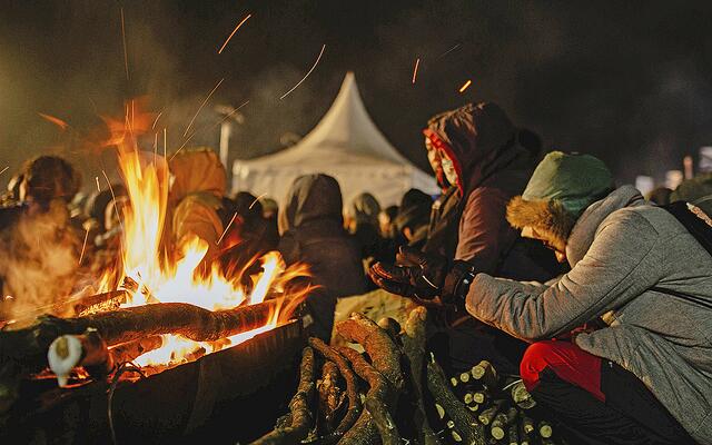 Die Besucher können sich an einem Lagerfeuer wärmen 
 | Foto: Mohammad Endy-Ulul-Azmi