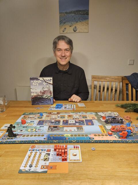 WOCHENBLATT-Redaktionsleiter Oliver Sander bei einer Partie "Die Weiße Burg"  | Foto: Sinja Sander