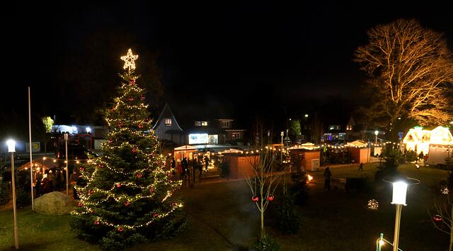 Der Nenndorfer Weihnachtsmarkt in der Dunkelheit | Foto: Verein