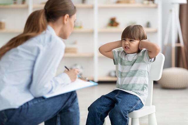 Kinder mit einem problematischen Verhalten stellen auch für Fachkräfte eine Herausforderung das | Foto: Adobe Stock/Prostock-studio