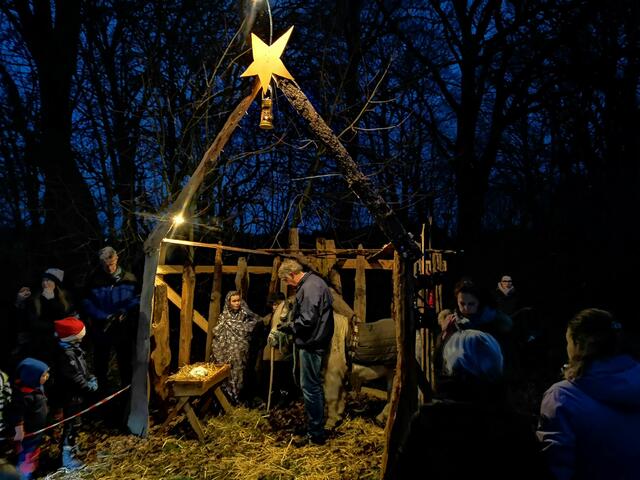 Eine echte Krippe und ein Esel sind fester Bestandteil der Weihnachtswanderung | Foto: Förderverein Kirche für unsere drei Dörfer