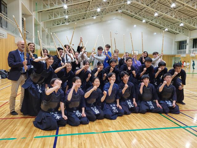 Auch die Kampfsportart Kendo gehört zum Unterricht an japanischen Schulen. Die Gäste aus Winsen mischten dort gleich mit | Foto: Gymnasium Winsen