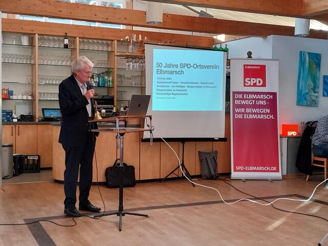 Der langjährige Landtags- und Kreistagsabgeordnete Uwe 
Harden gab Einblicke in die Vereinschronik | Foto: SPD Elbmarsch