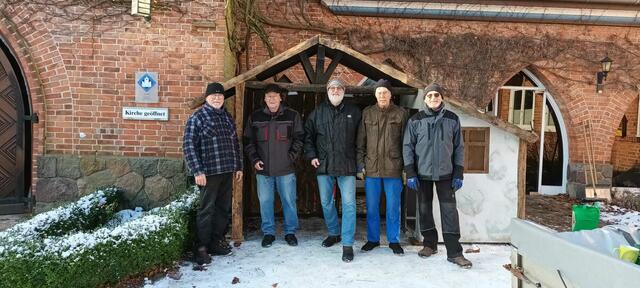 Die Männer der "Werkbank"-Gruppe waren wieder aktiv im Vorwege und bieten viele schöne Artikel auf dem Weihnachtsmarkt an | Foto: Verein