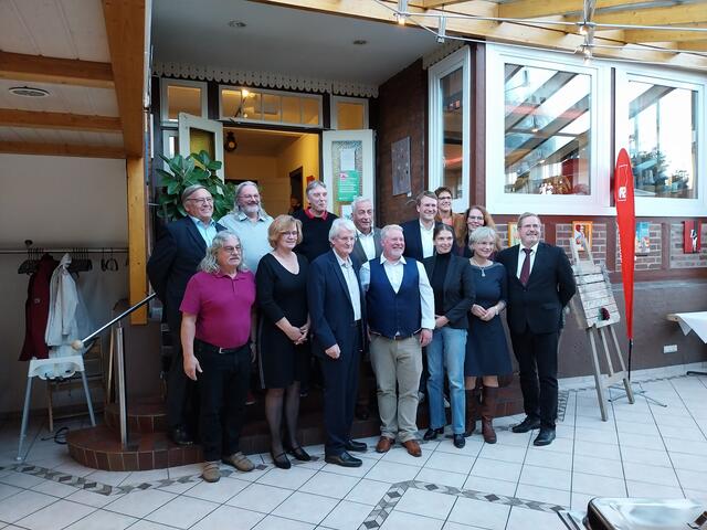 Bei der Jubiläumsfeier: die Mitglieder des SPD-Ortsvereins mit der Vorsitzenden Gabriele Morgenroth (vorne, 2. v. li.) und Stellvertreter Günter Twesten (vorne Mi.) sowie den Gratulanten, darunter Samtgemeinde-Bürgermeisterin Kathrin Bockey und Bundestagsabgeordnete Svenja Stadler (vorne, 2. und 3. v. re.) | Foto: SPD Elbmarsch