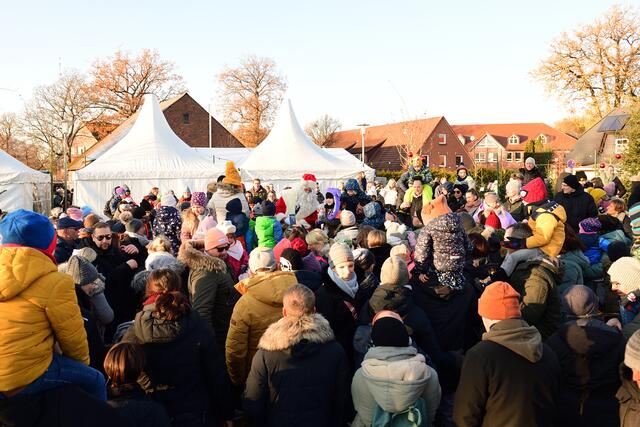 Das Erscheinen des Weihnachtsmannes ist immer wieder eine 
besondere Attraktion auf dem Nenndorfer Weihnachtsmarkt  | Foto: Verein