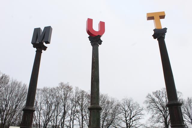 Das Wort Mut prangt in elf Metern Höhe  | Foto: pm