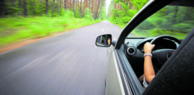 Mit seinem Auto fuhren der Lehrer und das Mädchen in einen Wald. Dort kam es zu sexuellen körperlichen Kontakten (Symbolfoto) | Foto: AdobeStock / sandsun