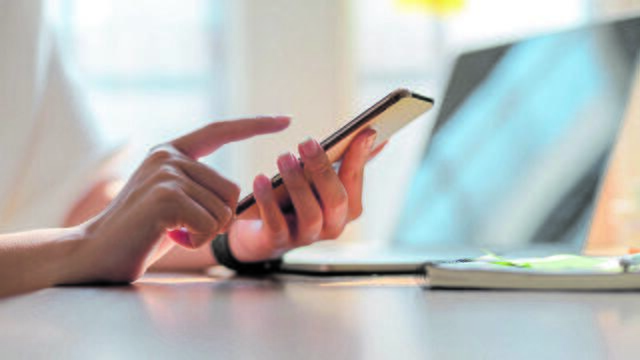 Der Chat zwischen Lehrer und Schülerin begann ganz harmlos. So baute der Mann zu dem Mädchen Vertrauen auf (Symbolfoto) | Foto: AdobeStock / bongkarn