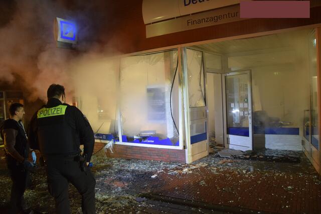 Nach der Explosion bildete sich in der Bankfiliale starker Qualm | Foto: Feuerwehr Harsefeld/G. Kachmann