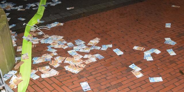 Nach der Sprengung des Geldautomaten in Harsefeld: Die Geldscheine verteilten sich über den Fußweg  | Foto: Feuerwehr Harsefeld/G. Kachmann