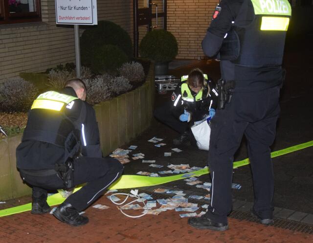 Die Polizisten packten das Geld in Plastikbeutel | Foto: Feuerwehr Harsefeld/G. Kachmann