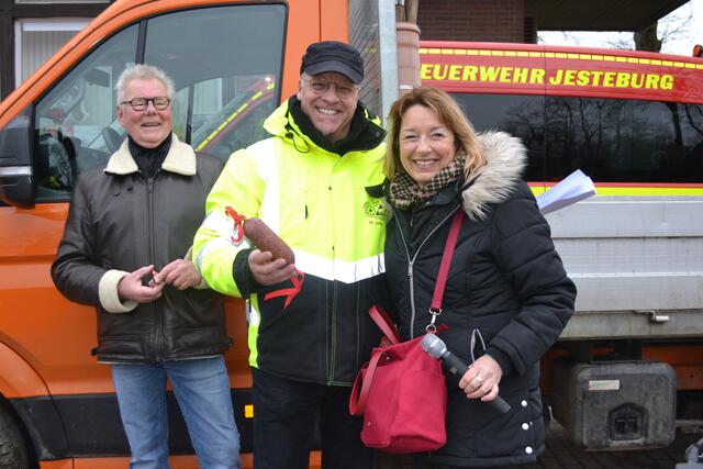 Gemeindedirektorin Claudia von Ascheraden überreichte Projektleiter Michael Siller eine Wurst in Anspielung aud die "blaue Wurst" der Entwässerung | Foto: bim