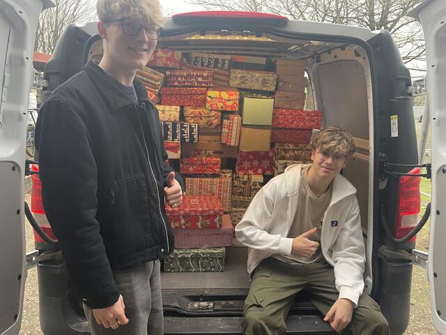 Kester Franke (li., 17) und Anton Deyerling (16) übernahmen die Logistik im Wagen. | Foto: sra