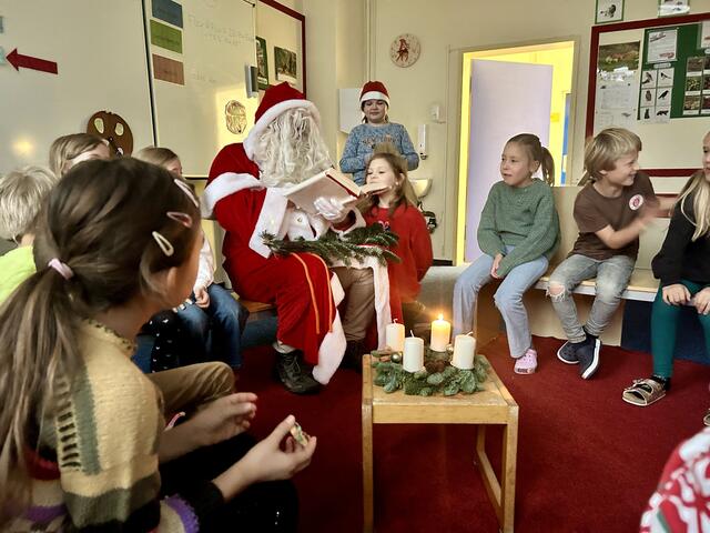 Der Nikolaus brachte Geschenke und Geschichten | Foto: Grundschule Moisburg    