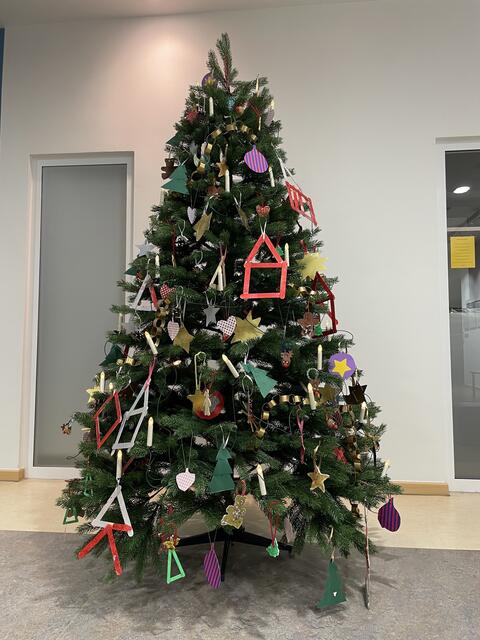 Der geschmückte Weihnachtsbaum in der Eingangshalle des Krankenhauses Winsen | Foto: Krankenhaus Winsen