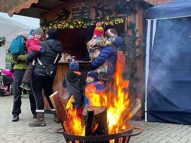 Groß und Klein genossen die festliche Stimmung beim Budenzauber | Foto: Katharina Bodmann