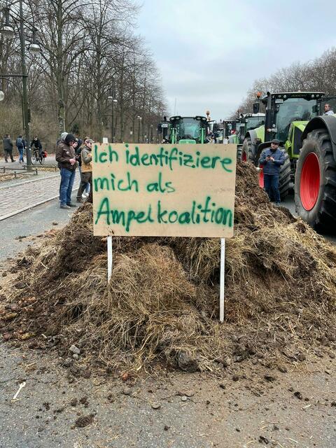 Scharfe Kritik an den Beschlüssen der Bundesregierung: die Ampelkoalition als Misthaufen | Foto: Marvin Bülau