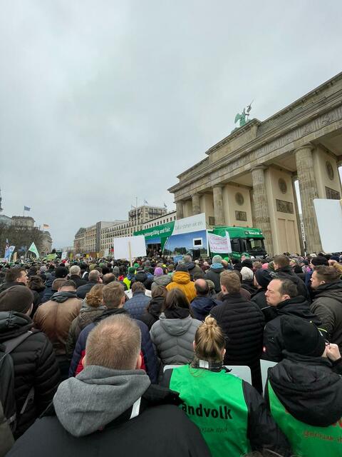 An der Demo vor dem Brandenburger Tor nahmen Tausende von Landwirten teil | Foto: Marvin Bülau