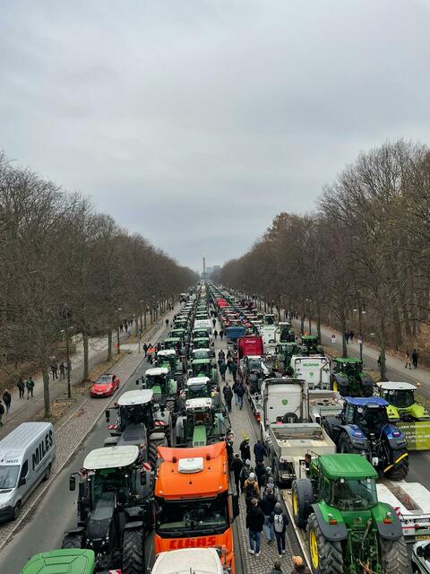 Schlepper blockierten die Straße des 17. Juni: hier der Blick zur Siegessäule | Foto: Marvin Bülau