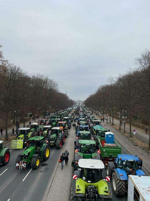 Auch in Richtung Brandenburger Tor war die Straße des 17. Juni komplett blockiert | Foto: Marvin Bülau